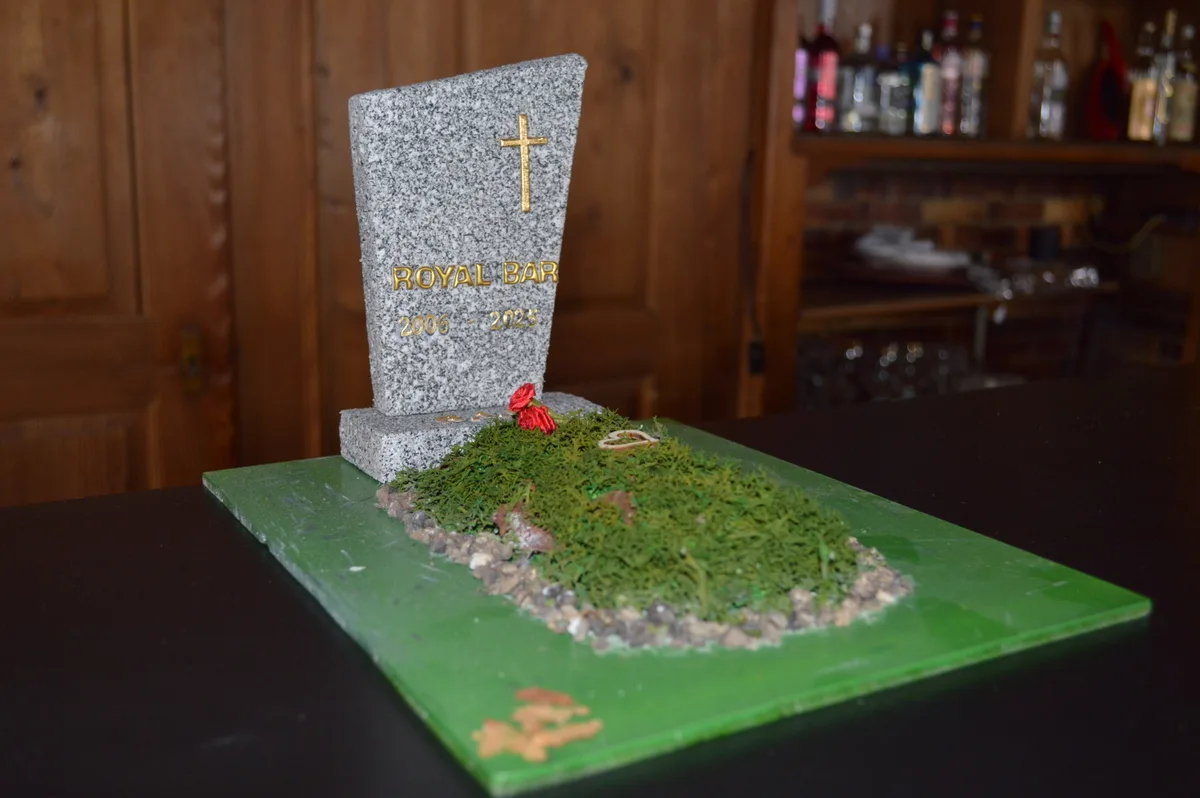 Ein selbst gebasteltes Grab, wo draufsteht: «Royal Bar 2006–2025».